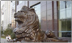 爬狮铸铜雕塑